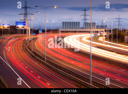 M 60 Autobahn nachts in der Nähe von Manchester mit viel Verkehr Stockfoto