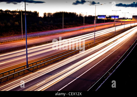 M 60 Autobahn nachts in der Nähe von Manchester mit viel Verkehr Stockfoto