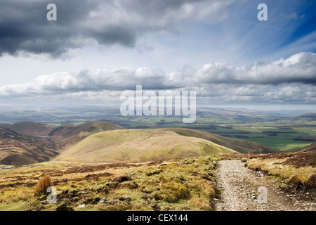 Ein Weg führt durch das Queensberry Anwesen im Herzen von der wunderschönen Nithsdale. Stockfoto