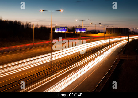 M 60 Autobahn nachts in der Nähe von Manchester mit viel Verkehr Stockfoto