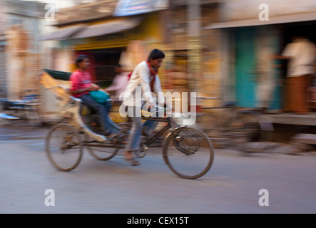 Rikscha Beschleunigung vorbei in Varanasi, Indien Stockfoto