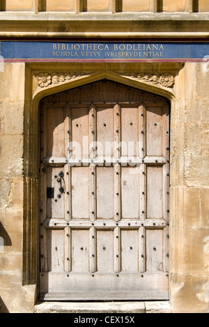 Alte Tür der Bodleian Library, die wichtigsten Research Library der Universität Oxford Stockfoto