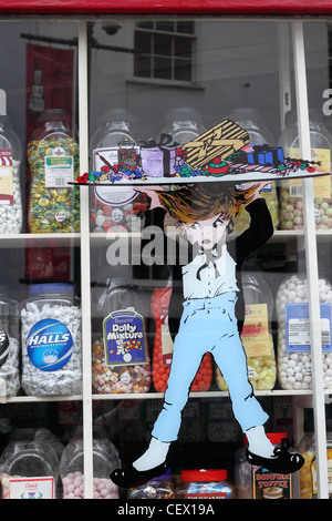 Shop-Schaufenster der eine altmodische Konditorei im Stadtzentrum von Canterbury. Stockfoto