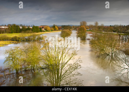 Ein Blick auf den Fluss Derwent aus Stamford Bridge in das Vale of York. Stockfoto