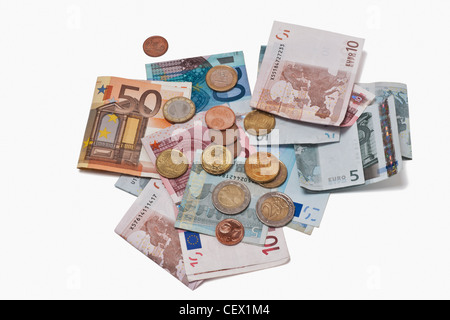 Viele Euro-Scheine und Euro-Münzen liegen nebeneinander. Am 1. Januar 2002 wurde der Euro als Bargeld eingeführt. Stockfoto