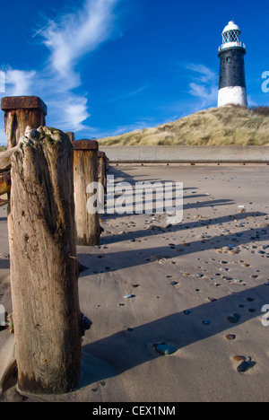 Ein Blick auf den Leuchtturm am getrampelt.  Spurn Head ist die Halbinsel erstreckt sich zwischen der Nordsee und dem Fluss Humber auf Stockfoto