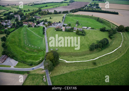 Luftaufnahme von Dorf Avebury und Steinkreis von Avebury, ein UNESCO-Welterbe und eine von Europas größten prähistorischen st Stockfoto