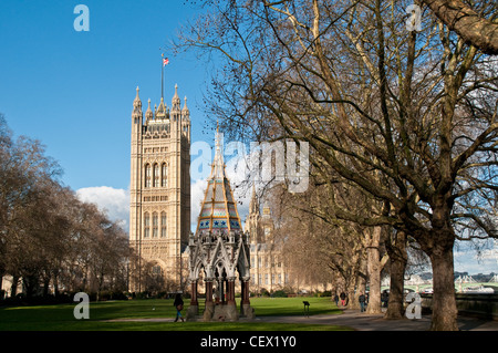 Buxton Memorial Fountain in Victoria Tower Gardens, Houses of Parliament mit Victoria Tower, London, UK Stockfoto