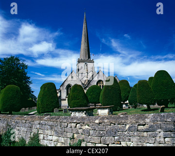 Abgeschnittene Eiben auf dem Kirchhof von St. Mary in Painswick. "Die Legende besagt, dass wenn Sie versuchen, die Bäume zu zählen, Sie werden eine Stockfoto