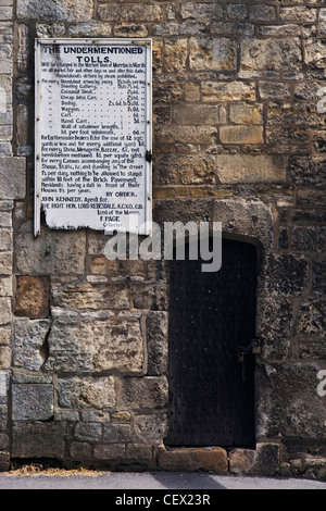 Eine alte Maut-Board (1905) in den Markt Stadt von Moreton-in-Marsh Auflistung Gebühren für Fahrzeuge und Ständen in der Stadt am Markt ein Stockfoto