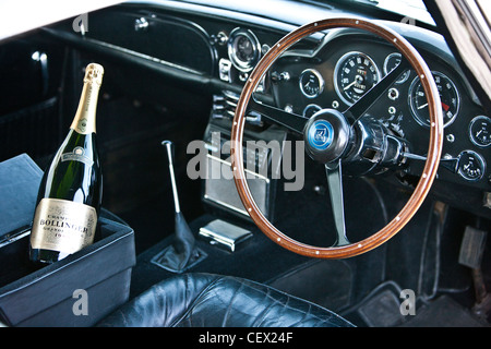 Armaturenbrett in Aston Martin DB5, James Bond Oldtimer Stockfoto