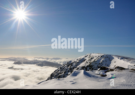 Wintersonne über dem Gipfel des Blencathra im englischen Lake District Stockfoto