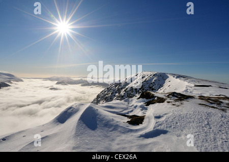 Wintersonne und den Gipfel des Blencathra über eine Temperaturinversion im englischen Lake District Stockfoto