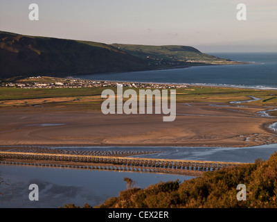 Barmouth Brücke (Pont Abermaw), eingleisig Eisenbahn- und Fuß Viadukt über den Mawddach Mündung im Jahr 1867 eröffnet. Das Dorf Stockfoto