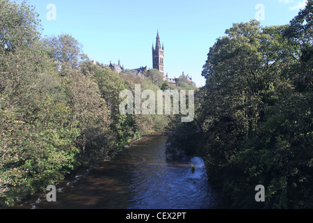 Flusses Kelvin und Turm der Universität Glasgow Schottland Oktober 2011 Stockfoto