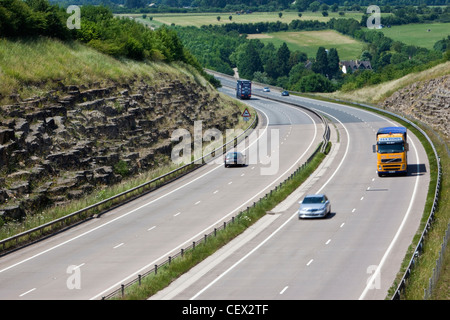 Verkehr auf der Schnellstraße A417. Stockfoto