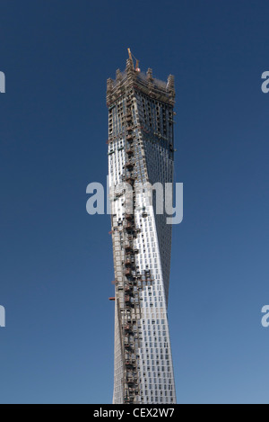 Blick auf moderne Wohnung Hochhaus Cayan Tower im Bau in der Marina im neuen Dubai in Vereinigte Arabische Emirate Stockfoto