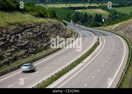 Verkehr auf der Schnellstraße A417. Stockfoto