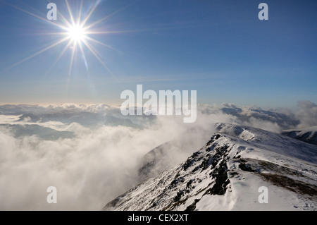 Starburst oben Blencathra Gipfelgrat oberhalb einer Temperaturinversion im englischen Lake District Stockfoto