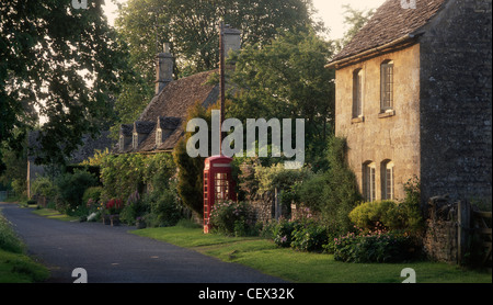 Altmodische rote Telefon Box und Dorf Häuser in der Cotswold-Dorf Taynton. Stockfoto