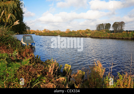 Ein Blick auf den Fluß Yare auf den Norfolk Broads in Bramerton, Norfolk, England, Vereinigtes Königreich. Stockfoto