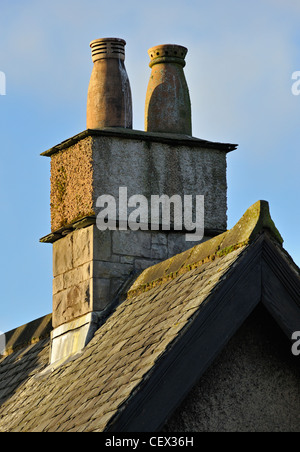 Haus-Schornstein mit zwei Töpfen. Romney Road, Kendal, Cumbria, England, Vereinigtes Königreich, Europa. Stockfoto