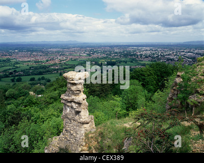 Der Teufel Schornstein, eine Kalkstein-Felsformation, die über einen stillgelegten Steinbruch in Leckhampton, mit Cheltenham in der Distanc steht Stockfoto