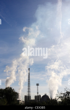 Gase aus der Raffinerie Avonmouth entlüftet werden. Stockfoto