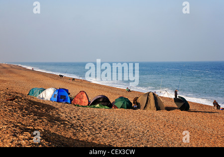 Meeresangler am Strand von Salthouse, Norfolk, England, Vereinigtes Königreich, mit einer Reihe von Zelten Unterschlupf. Stockfoto