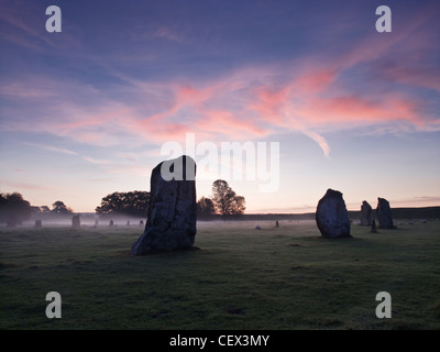 Bestandteil der Steinkreis von Avebury, einer von Europas größten prähistorischen Steinkreise, im Morgengrauen. Stockfoto