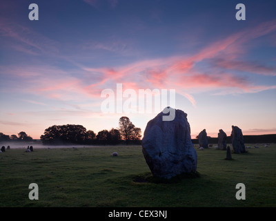 Bestandteil der Steinkreis von Avebury, einer von Europas größten prähistorischen Steinkreise, im Morgengrauen. Stockfoto