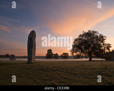 Bestandteil der Steinkreis von Avebury, einer von Europas größten prähistorischen Steinkreise, im Morgengrauen. Stockfoto