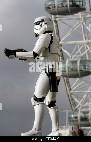 Imperiale Sturmtruppen vor dem London Eye. Stockfoto