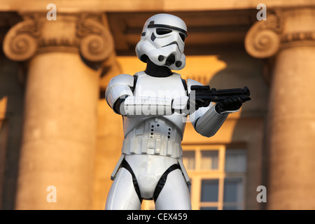 Imperiale Sturmtruppen vor der alten County Hall, London, bei Sonnenuntergang. Stockfoto