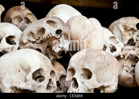 Nahaufnahme von einem Haufen von menschlichen Schädeln die Killing Fields in Phnom Penh, Kambodscha (schwarz / weiß Version verfügbar auf CEX450) Stockfoto