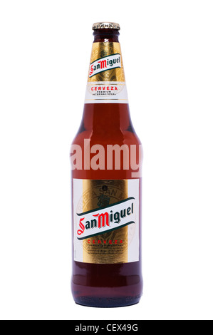 Eine Flasche San Miguel Premium-Lagerbier auf weißem Hintergrund Stockfoto