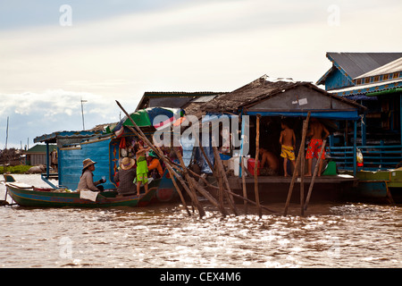 Menschen in einem schwimmenden Shop in ein schwimmendes Dorf auf dem Tonle Sap See in der Nähe von Siem Reap, Kambodscha Stockfoto