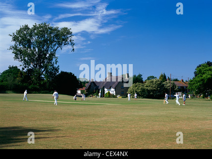 Ein Sonntag Nachmittag-Cricket-Match im Dorf von Elmley Schloss. Stockfoto