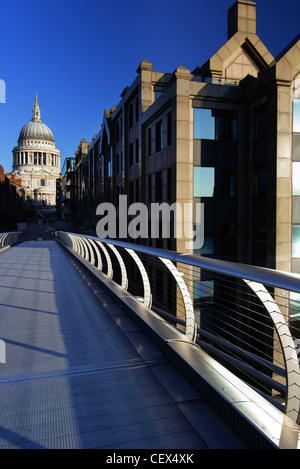 Die Südfassade der St Pauls Cathedral von der Millennium Bridge. Stockfoto