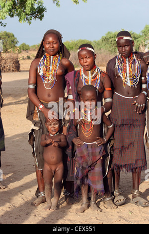 Afrika, Äthiopien, Omo-Tal, Frauen und Kinder des Stammes Arbore (oder Erbore) Stockfoto