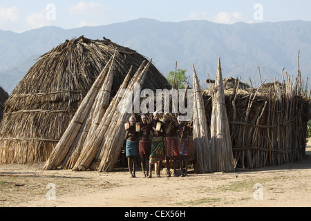 Afrika, Äthiopien, Omo-Tal, Frauen und Kinder des Stammes Arbore (oder Erbore) Stockfoto