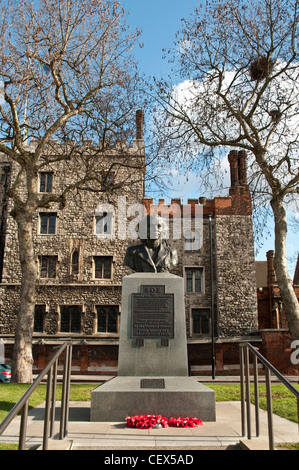 Denkmal zu Ehren der SOE - special Operations Executive und Lambeth Palace im Hintergrund, London, UK Stockfoto