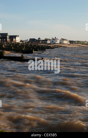 Ein Blick auf die Neptun-Kneipe am Strand von Whitstable Stockfoto