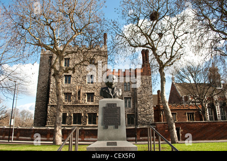 Denkmal zu Ehren der SOE - special Operations Executive und Lambeth Palace im Hintergrund, London, UK Stockfoto