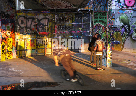 Ein Trick Radfahrer Stunts auf der South Bank, London 2 durchführen. Stockfoto