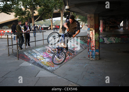 Ein Trick Radfahrer durchführen Stunts auf der South Bank, London. Stockfoto