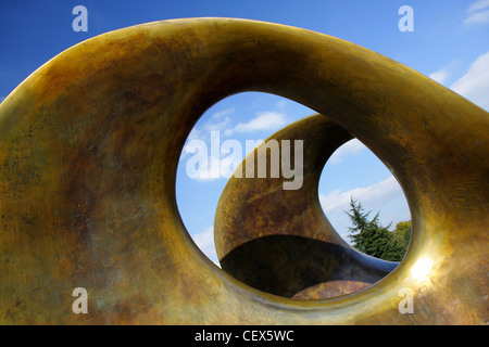 Detail der doppelten ovalen Henry Moore Skulpturen in Kew Gardens, London. Stockfoto