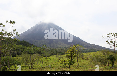 Vulkan Arenal, in Spanisch Volcán Arenal, in der Nähe von La Fortuna, Costa Rica, Mittelamerika Stockfoto