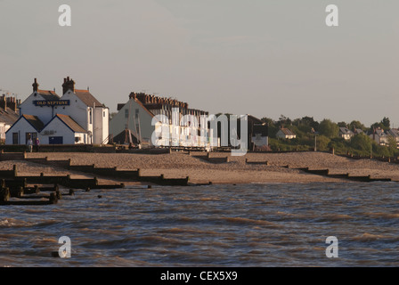Ein Blick auf der Neptun-Pub und eine Terrasse am Meer, Häuser am Strand von Whitstable Stockfoto