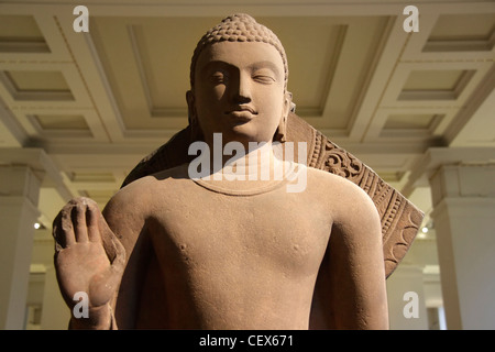 Detail des Standing Buddha aus Sarnath im British Museum. Stockfoto